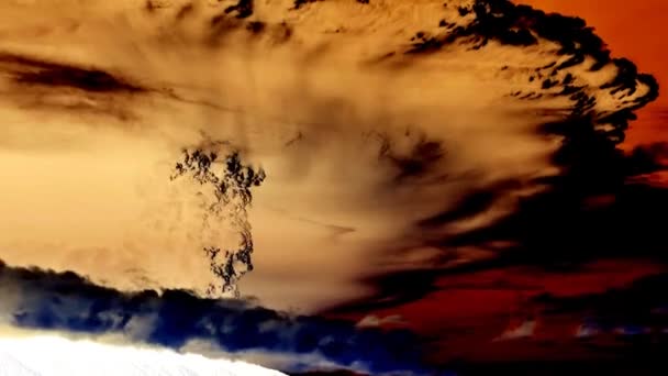 Négatif. Le volcan s'est réveillé et jette des cendres chaudes — Video