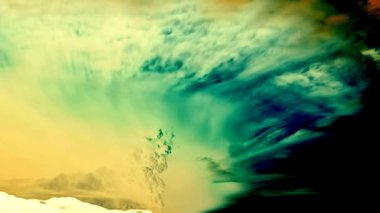 Olumsuz. Volkan uyandı ve sıcak külleri fırlattı.