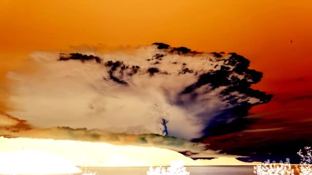 Négatif. Le volcan s'est réveillé et jette des cendres chaudes — Video