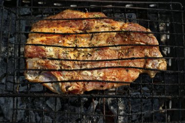 Izgarada biftek ve barbekü.