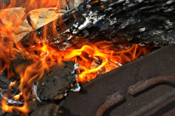 Falò Fiamma Arancione Fuoco Falò Sulla Griglia Con Fumo Incendio — Foto Stock