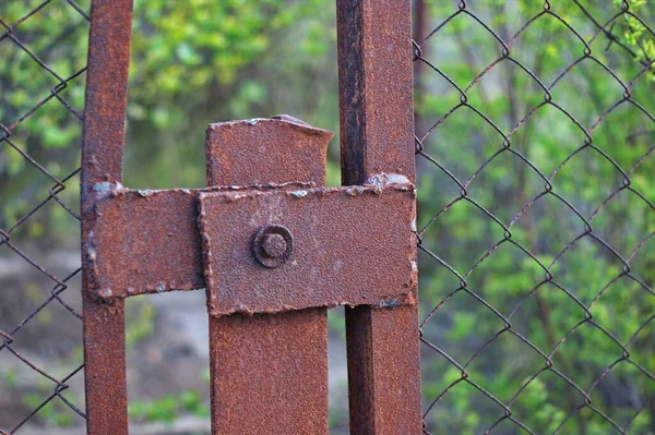 庭の町の錆びた鉄のフェンスの要素 パイプ ネットとコーナー — ストック写真