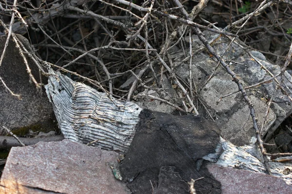 錆びた鉄構造の要素を持つ家のレンガの壁を破壊 — ストック写真