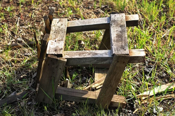 Eski Kırık Ahşap Bir Sandalye Terk Edilmiş Bir Bahçede Çimlerin — Stok fotoğraf