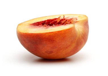 Şeftalili meyvenin yarısı beyaz üzerine izole edilmiş.