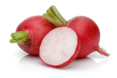 Beyaz üzerine dilimlenmiş kırmızı turp.