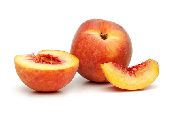Стиглі персикові фрукти зі скибочкою ізольовані — стокове фото