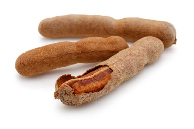 Beyaz üzerinde izole taze Tamarind meyve