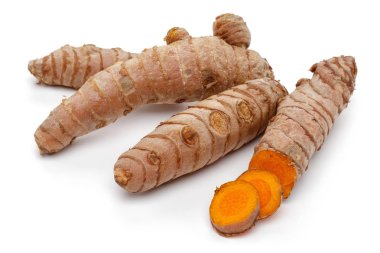 Dilimlenmiş taze zerdeçal.