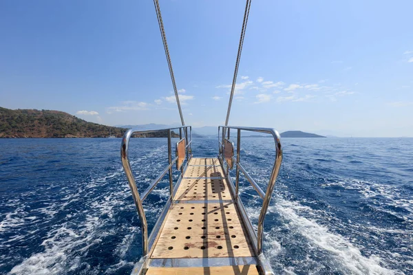 The stern of a yacht sailing in Mediterranean — Stock Photo, Image