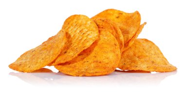 Beyaz üzerine izole edilmiş baharatlı mısır cipsi.