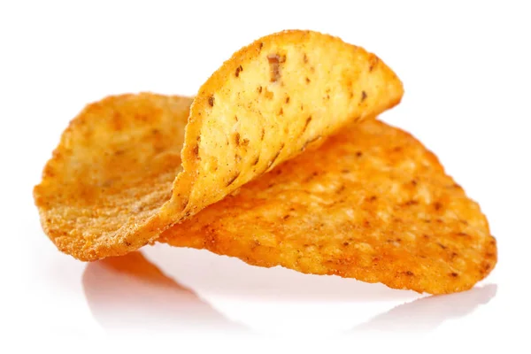 Würzige Mais-Chips isoliert auf weiß — Stockfoto