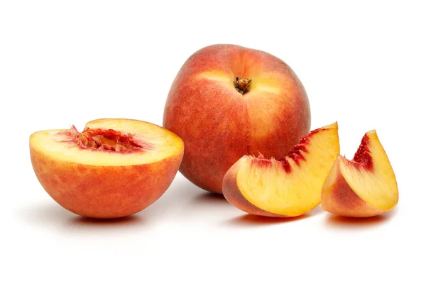スライスを分離して桃の果実を熟す — ストック写真
