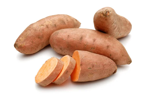 Rohe Süßkartoffel mit Scheibe isoliert — Stockfoto
