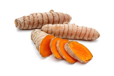 Dilimlenmiş taze zerdeçal.