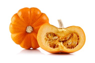 Beyaz balkabağının yarısı ve tamamı izole edilmiş.