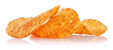 Beyaz arkaplanda izole edilmiş mısır cipsi yığını