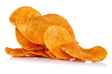 Beyaz arkaplanda izole edilmiş mısır cipsi yığını