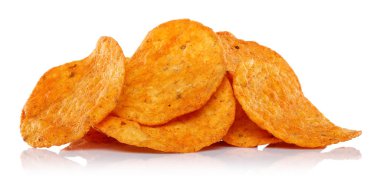 Beyaz arkaplanda izole edilmiş mısır cipsi yığını