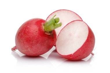 Beyaz arkaplanda dilimlenmiş kırmızı turp