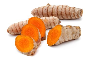 Beyaz arka planda izole edilmiş dilimleri olan taze zerdeçal.