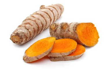 Beyaz arka planda izole edilmiş dilimleri olan taze zerdeçal.