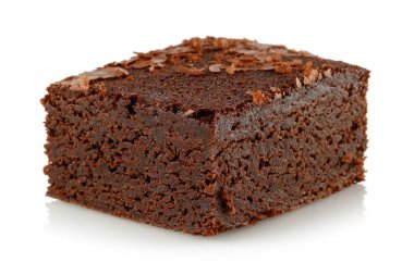 Browni dilimi beyaz arkaplanda izole edilmiş.