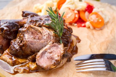 Sebzeli ve biberiyeli domuz budu..