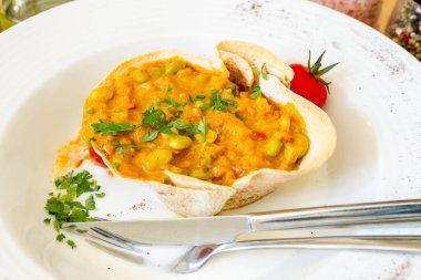 Sarı körili ve sebzeli çok lezzetli Mung Bean güveci..