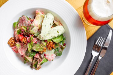 Baharatlı peynirli salata, bebek ıspanağı, vişneli domates, marul ve sos..