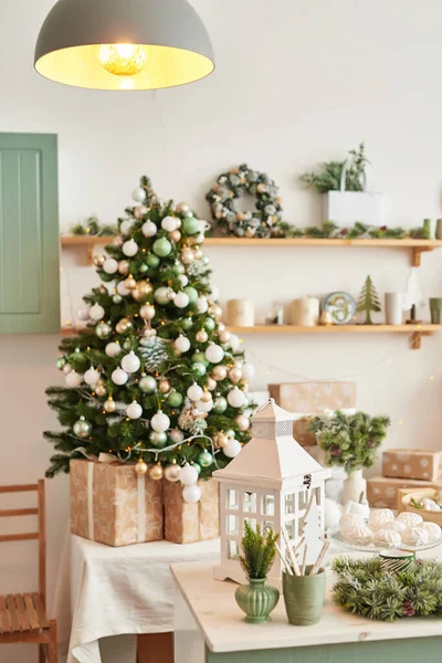 Cocina interior luminosa con decoración navideña y árbol. Cocina de color turquesa en estilo clásico. Navidad en la cocina. Cocina luminosa en tonos menta y blanco con Navidad . —  Fotos de Stock