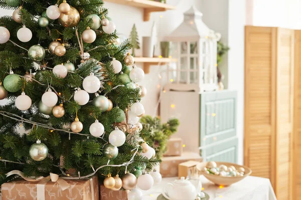 Vánoční výzdoba v kuchyni. Vánoční stolní nádobí. Vánoční potřeby na vaření. Světlý interiér novoroční kuchyně. Šablona novoroční karty. White Mint Colors Kitchen. Vánoční stromek v kuchyni. — Stock fotografie