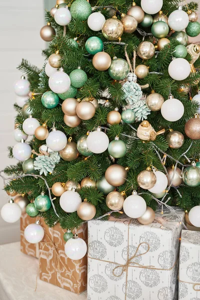크리스마스 디오르 가 주방에 있어. 크리스마스 식기들. 크리스마스 요리 기구. 신년 요리의 화려 한 내부. 새해 카드 템플릿. 흰색 민트 색 부엌. 부엌에 있는 크리스마스 트리. — 스톡 사진