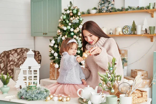 Famille à Noël dans la cuisine. Joyeux Noël et Joyeuses Fêtes. Préparation familiale nourriture de vacances. Cuisine mère et fille Cuisine de Noël.Table de cuisine pour Noël . — Photo