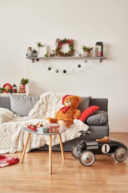 Çocuk odası. Çocukların yatak odasının içi. Çocuk oyun odasında yılbaşı süsü ve ağaç. Noel tarzı bir çatı katı. Noel 'i çocuk odasında geçireceğiz. Evde Noel.