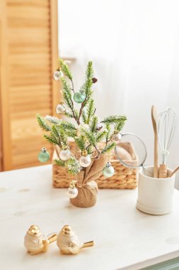 Mutfakta Noel dekoru. Noel sofra takımı. Noel için pişirme aletleri. Yeni yıl mutfağının parlak iç kısımları. Yılbaşı kartı şablonu. Beyaz Nane Renkleri Mutfağı. Mutfakta Noel ağacı.