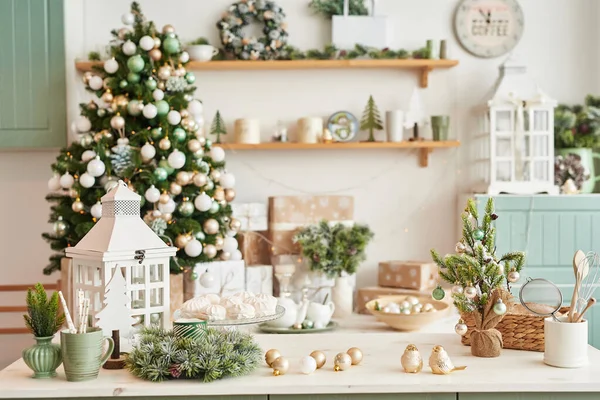 Noel süsü ve ağacıyla iç aydınlatma mutfağı. Turkuaz renkli mutfak, klasik tarzda. Mutfakta Noel. Nane renginde parlak mutfak ve Noel 'le beyaz gölgeler..
