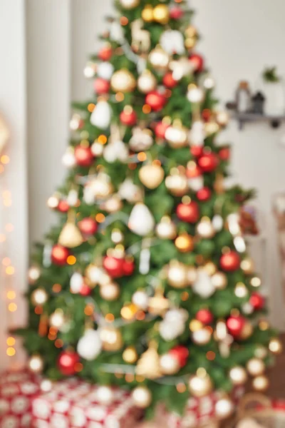 Χριστουγεννιάτικη διακόσμηση. Χριστουγεννιάτικο δέντρο.Διακοσμημένο Πρωτοχρονιάτικο — Φωτογραφία Αρχείου
