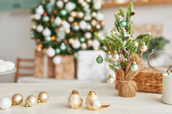 Mutfakta Noel dekoru. Noel sofra takımı. Noel için pişirme aletleri. Yeni yıl mutfağının parlak iç kısımları. Yılbaşı kartı şablonu. Beyaz Nane Renkleri Mutfağı. Mutfakta Noel ağacı.