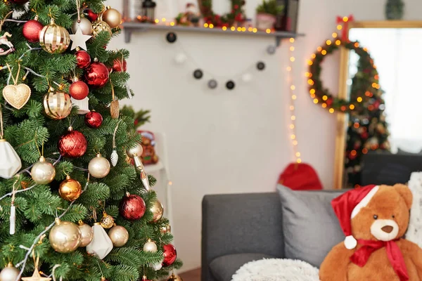 Дитяча кімната. Різдвяний інтер'єр дитячої спальні. Новорічний декор і дерево в дитячій ігровій кімнаті. Інтер'єр в стилі Різдва. ромашки в розпліднику. Різдво вдома . — стокове фото