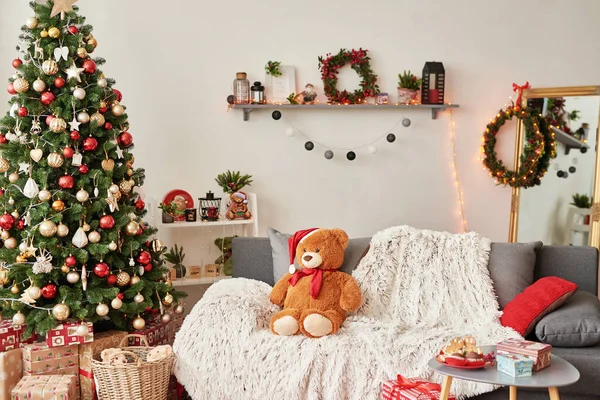 Quarto de crianças. Interior de Natal do quarto das crianças. A decoração de Ano Novo e árvore na sala de jogos de crianças. Interior estilo loft de Natal. Hristmas no berçário. Natal em casa . — Fotografia de Stock