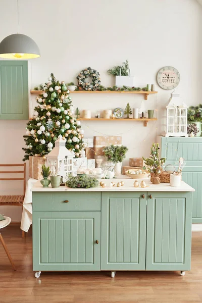 Cucina interna luminosa con arredamento natalizio e albero. Cucina color turchese in stile classico. Natale in cucina. Cucina luminosa in tonalità menta e bianco con Natale . — Foto Stock