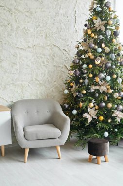 Şık bir Noel İskandinav iç mimarisi ve oturma odasında noel ağacı var. Kendi mesajın için yer aç. Noel süslemeleri olan İskandinav oturma odası. Noel için iç mekan.