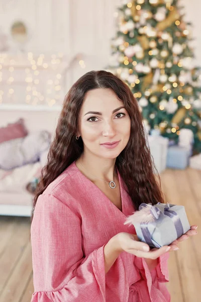 Natal, inverno, conceito de felicidade - mulher sorridente em vestido rosa — Fotografia de Stock