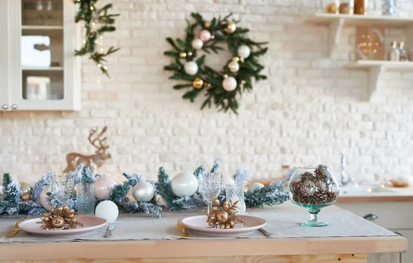 Cocina interior luminosa con decoración navideña y árbol. Cocina blanca en estilo clásico. Navidad en la cocina. Cocina luminosa en tonos blancos con Navidad. Navidad mesa ajuste . —  Fotos de Stock