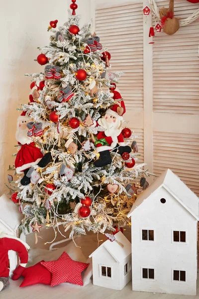 Wesołych Świąt skandynawski lub amerykański styl wnętrza pokoju z ręcznie małych domów. Skandynawski salon z dekoracjami świątecznymi. Boże Narodzenie wnętrze pokoju. — Zdjęcie stockowe