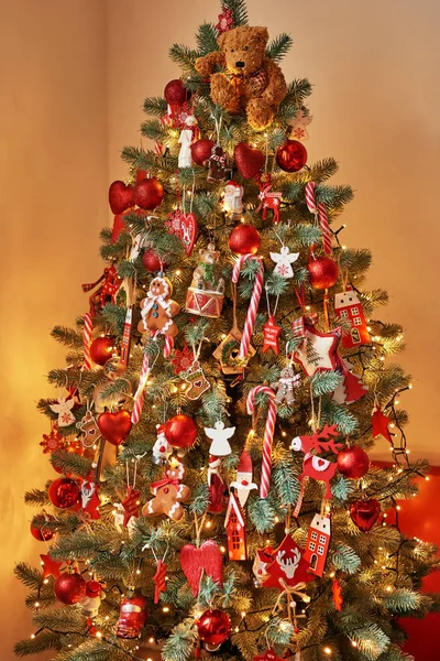 Weihnachtsdekoration. weihnachtsbaum.dekoriert Neujahrsbaum auf verschwommenen, funkelnden und Fee background.new year Grußkarte template.christmas Hintergrund Weihnachten Spielzeug und Dekorationen. — Stockfoto