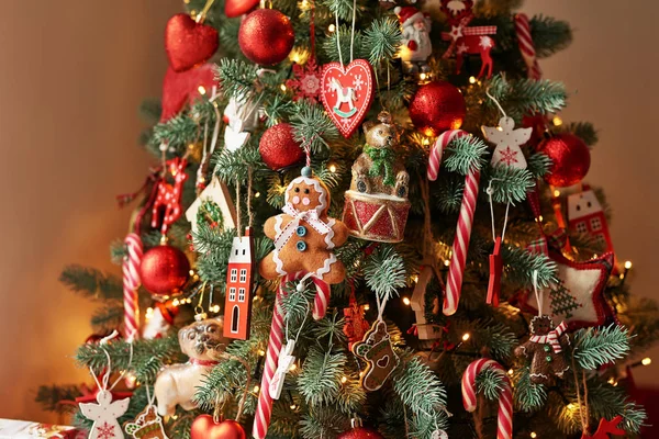 Vánoční věšení dekorace. Vánoční stromečky.Zdobené Nový rok strom na rozmazané, jiskřivé a víla pozadí.Nový rok blahopřání šablona.Vánoční pozadí Vánoční hračky a dekorace. — Stock fotografie