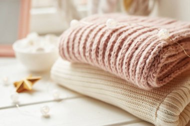 Örülmüş şeylerden Noel arkaplanı. Kış Konsepti. Bir yığın örgü süveter, eşarp. Noel için yünlü şeyler. Katlanmış Örgü Şeyler, Noel arkaplan penceresi. Kartpostal Şablonu