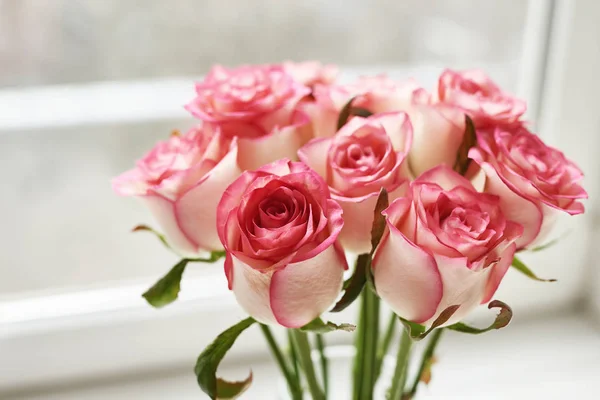 窓に美しいピンクのバラの花束。バレンタインカードテキスト用のスペース。花の組成。母の日と3月8日グリーティングカードテンプレート. — ストック写真